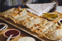 В ряде заведений Сумгайыта из меню убрали кутабы из верблюжьего мяса