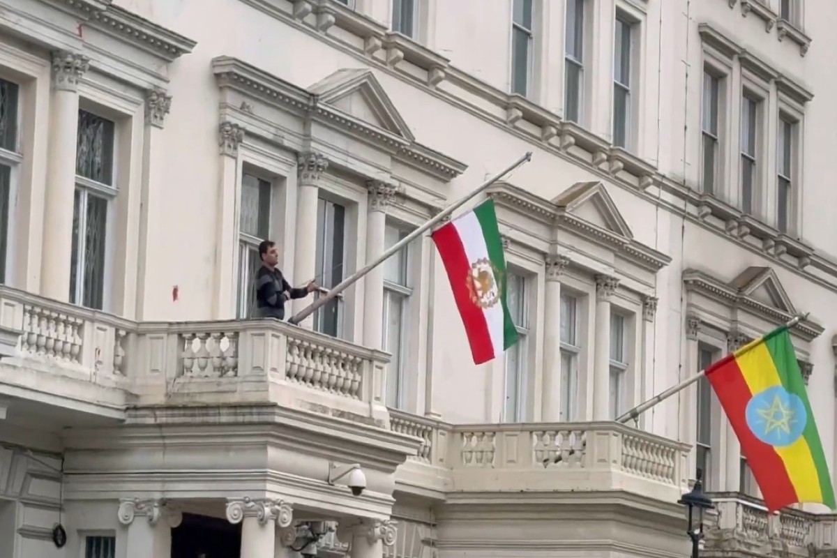 В Лондоне протестующие заменили флаг на балконе здания посольства Ирана