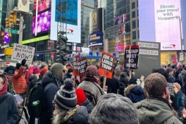 В Нью-Йорке тысячи людей провели акцию протеста против политики администрации Трампа