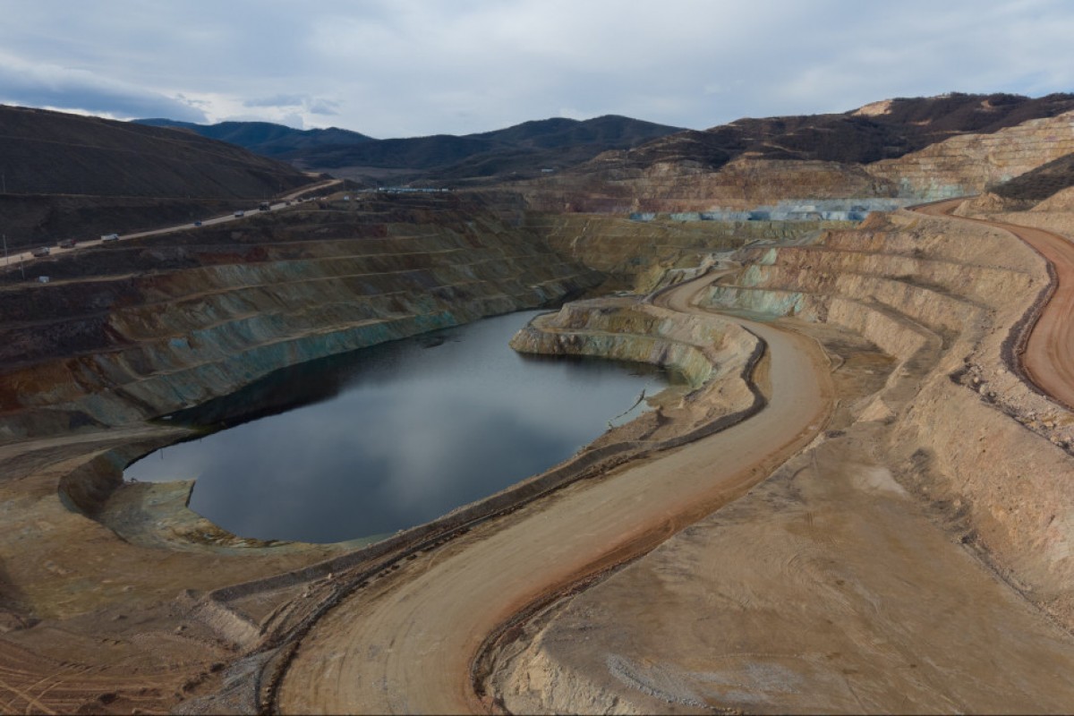 Алиев ознакомился с деятельностью горноперерабатывающего комплекса «Демирли»