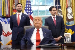 Рубио вынужден носить подаренную Трампом обувь на несколько размеров больше-ФОТО 