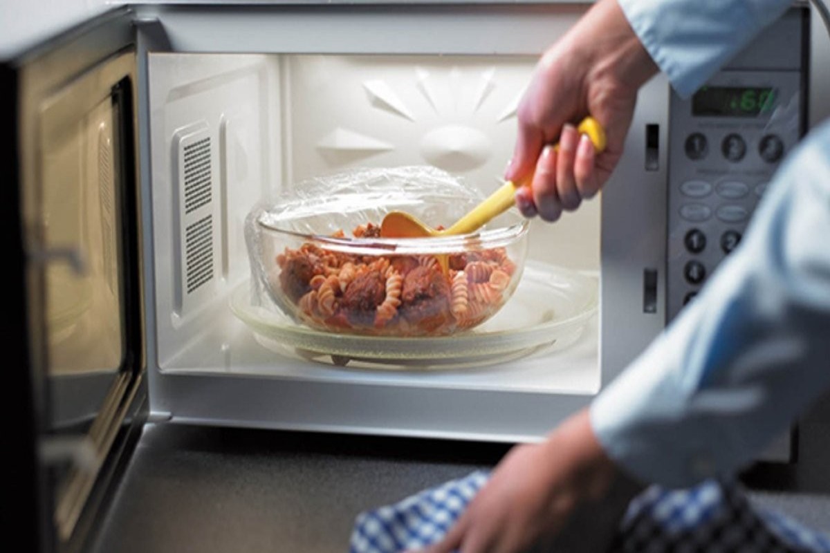 Эксперты назвали продукты, которые нельзя греть в микроволновке