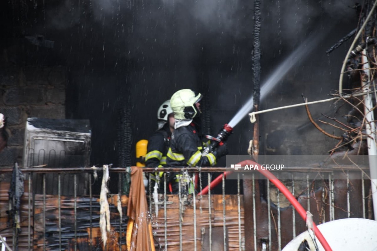 При пожаре в общежитии в Баку спасены 3 человека-ФОТО 