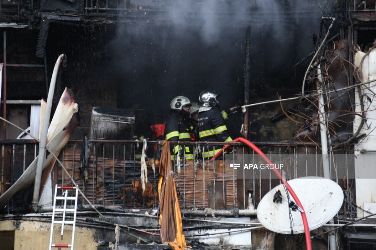 При пожаре в общежитии в Баку спасены 3 человека-ФОТО 