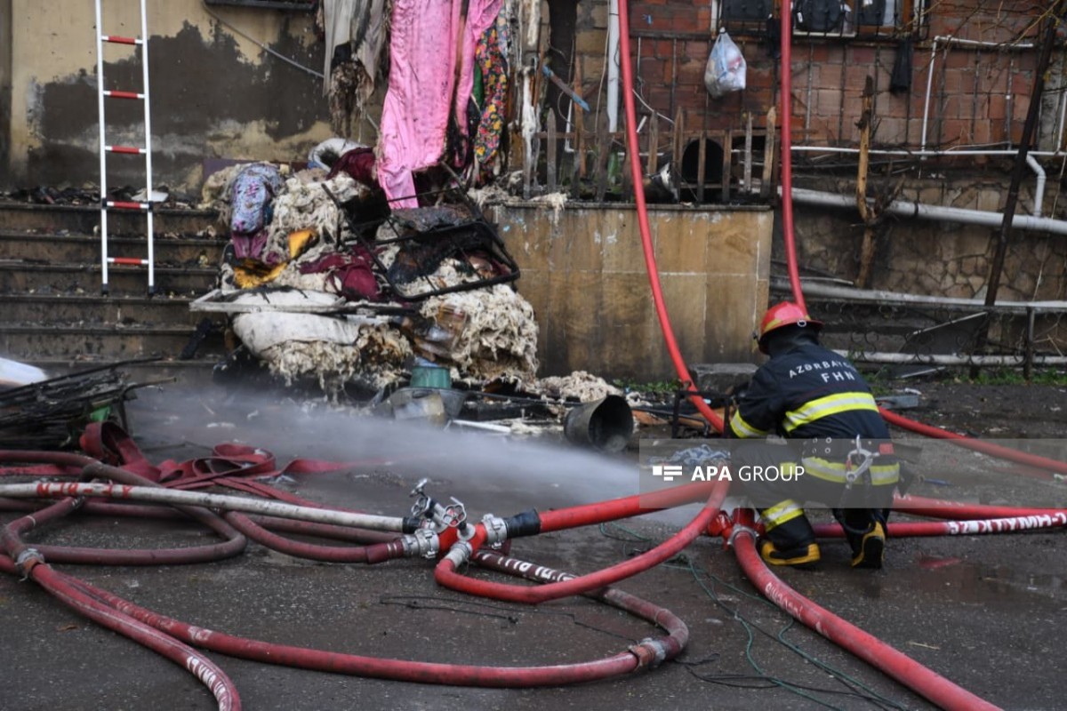 При пожаре в общежитии в Баку спасены 3 человека-ФОТО 