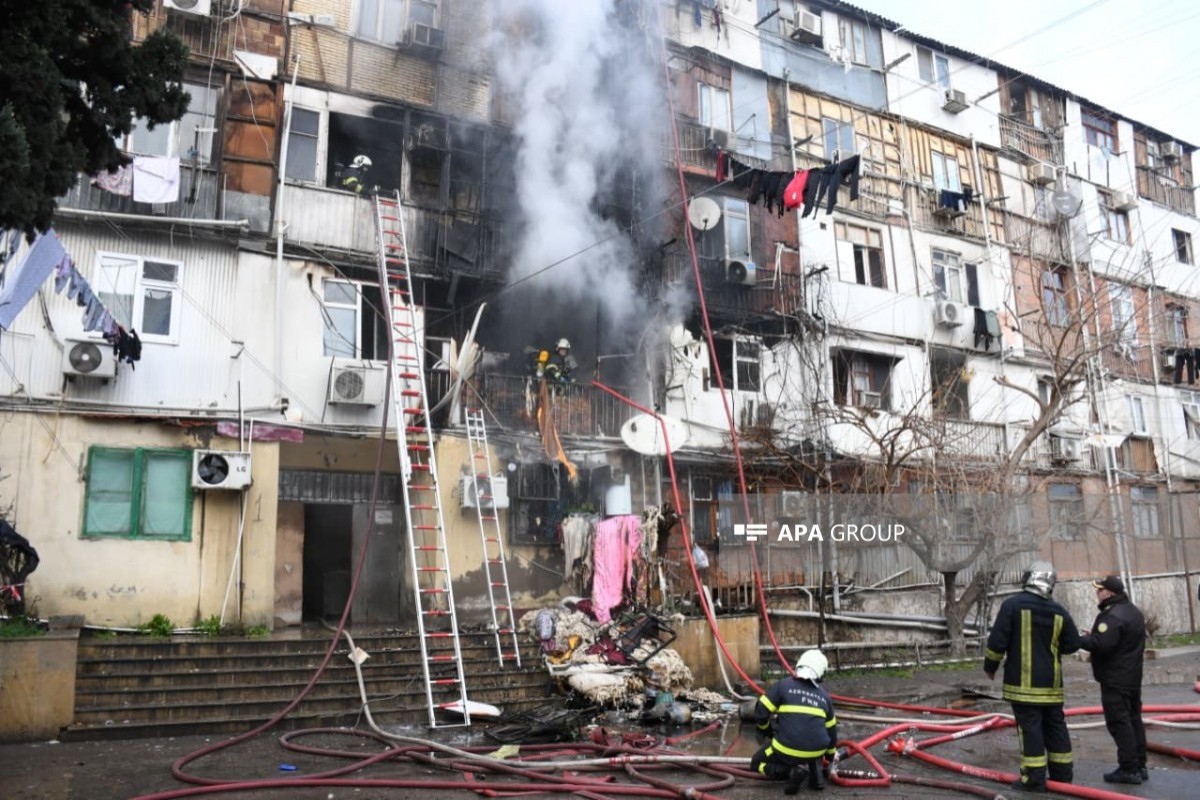 При пожаре в общежитии в Баку спасены 3 человека-ФОТО 