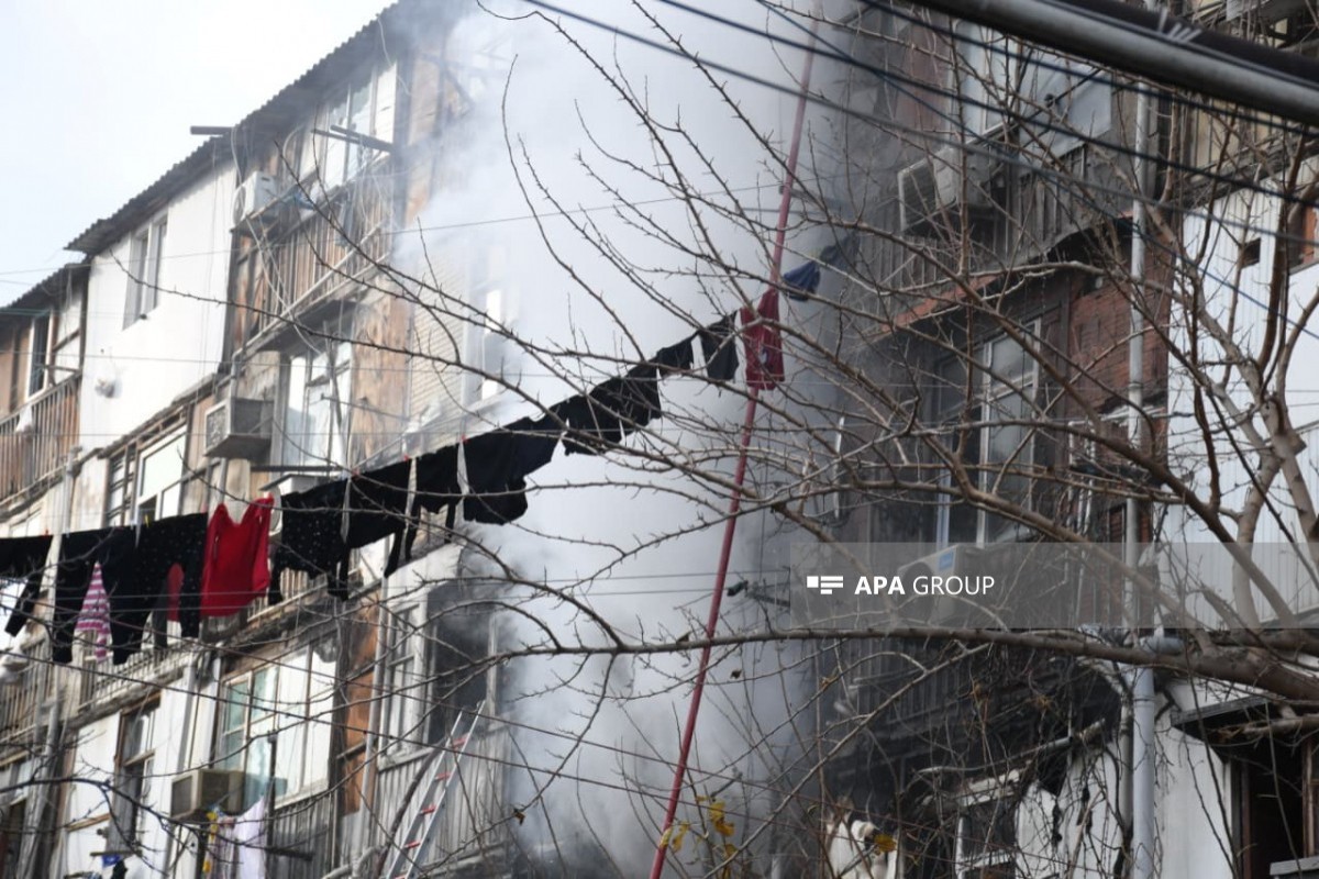 При пожаре в общежитии в Баку спасены 3 человека-ФОТО 