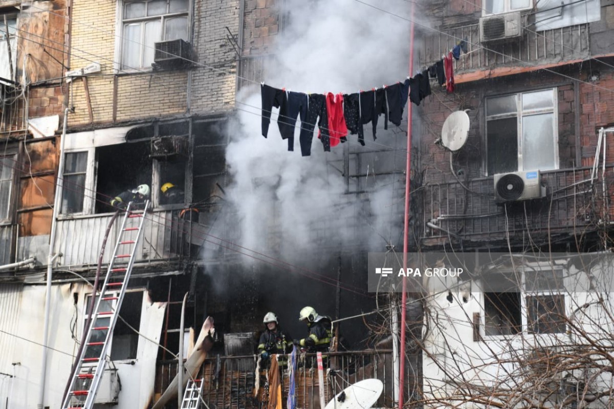 При пожаре в общежитии в Баку спасены 3 человека-ФОТО 