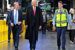 Работник Ford собрал почти $500 тыс. после конфликта с президентом США