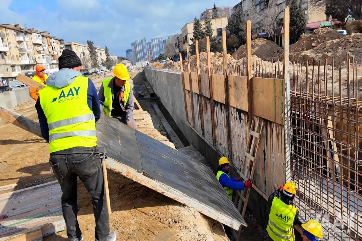 В Баку сторится новая шестиполосная автомобильная трасса и тоннели -ФОТО 