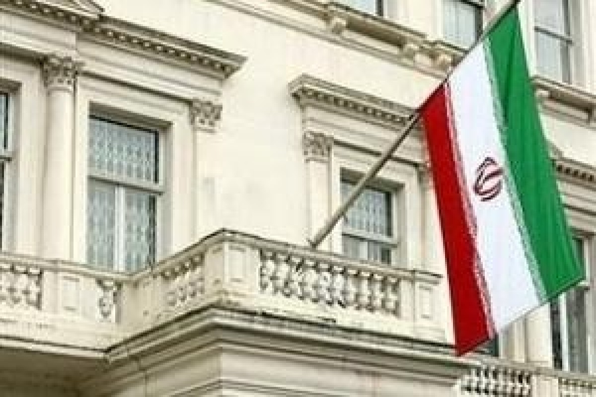 В Лондоне во время акции протеста вновь сорвали флаг с посольства Ирана