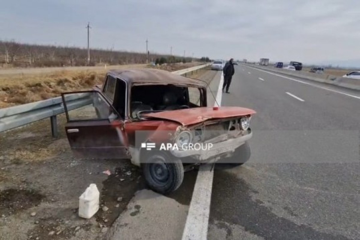 В Шамкире авария на трассе: спасатели извлекли двух человек из автомобиля-ФОТО 