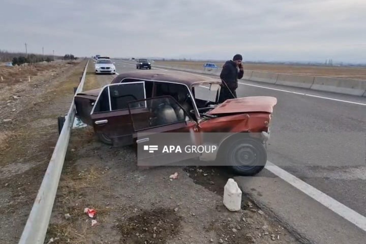 В Шамкире авария на трассе: спасатели извлекли двух человек из автомобиля-ФОТО 
