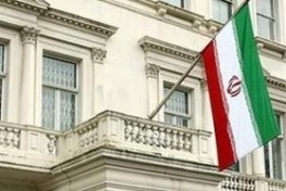 В Лондоне во время акции протеста вновь сорвали флаг с посольства Ирана