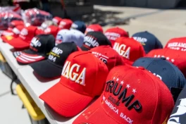 В Дании и Гренландии набирают популярность антиамериканские бейсболки