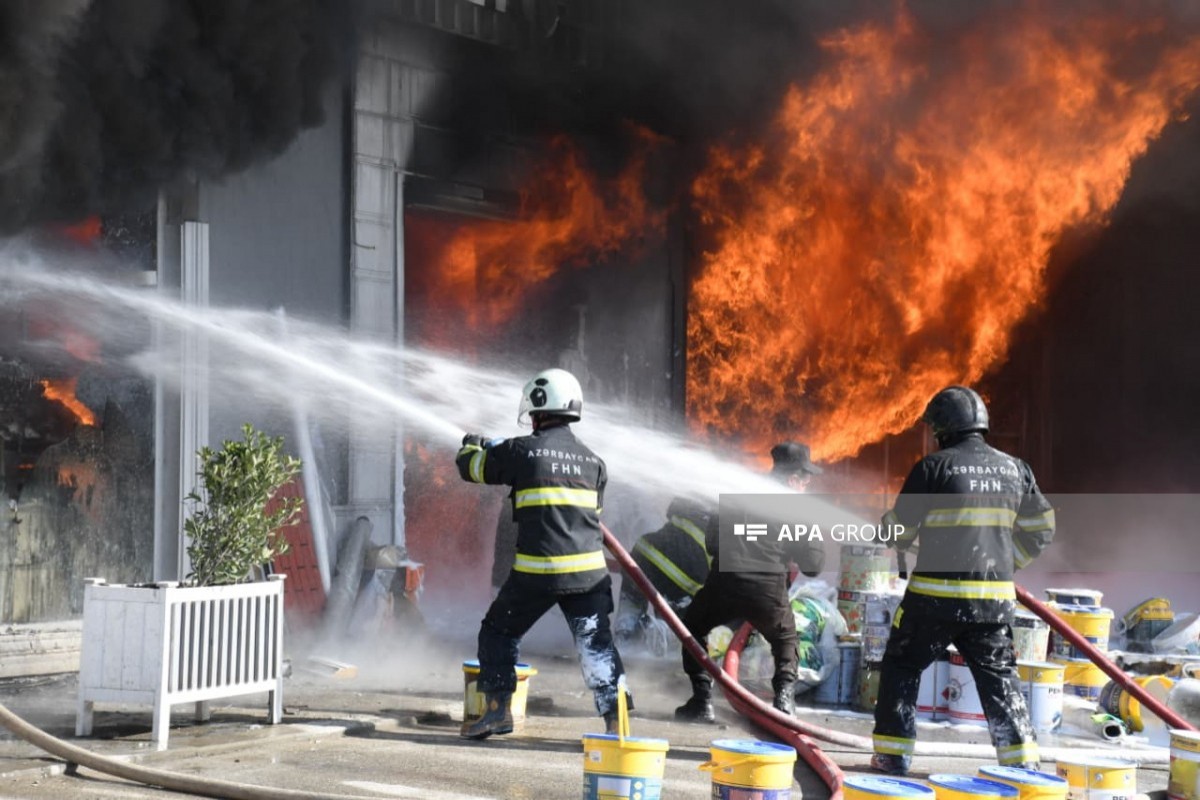 В Баку на проспекте Зии Буньядова сгорели два магазина и склад