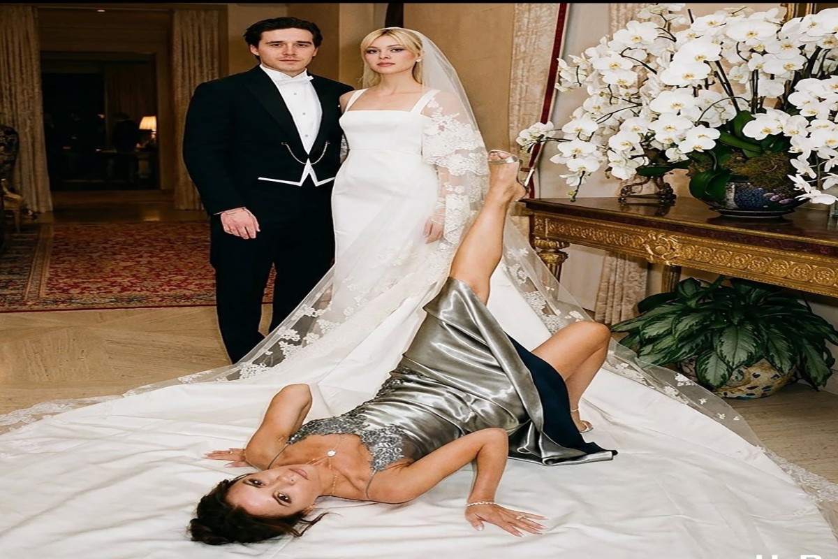 В сетях завирусился шпагат Виктории Бекхэм на фоне свадебной фотографии сына-ФОТО 