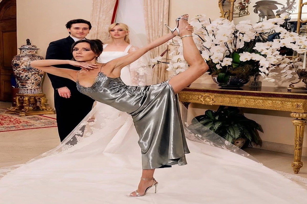 В сетях завирусился шпагат Виктории Бекхэм на фоне свадебной фотографии сына-ФОТО 