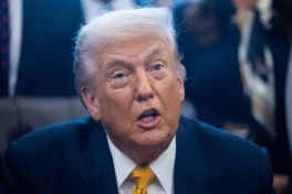 Трамп заявил, что не поедет в Париж на предложенную Макроном встречу