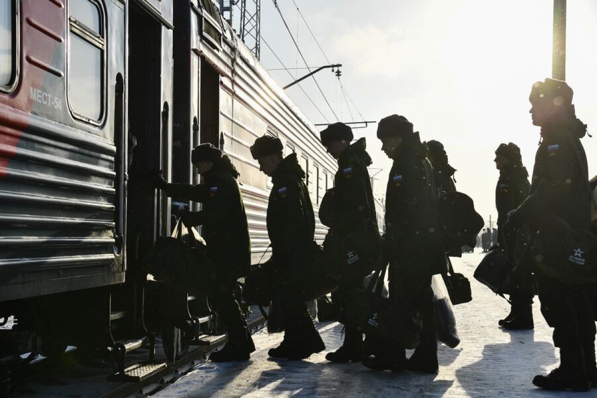 Подписывал лежа на полу: российских срочников вынуждают подписать договор под пытками 