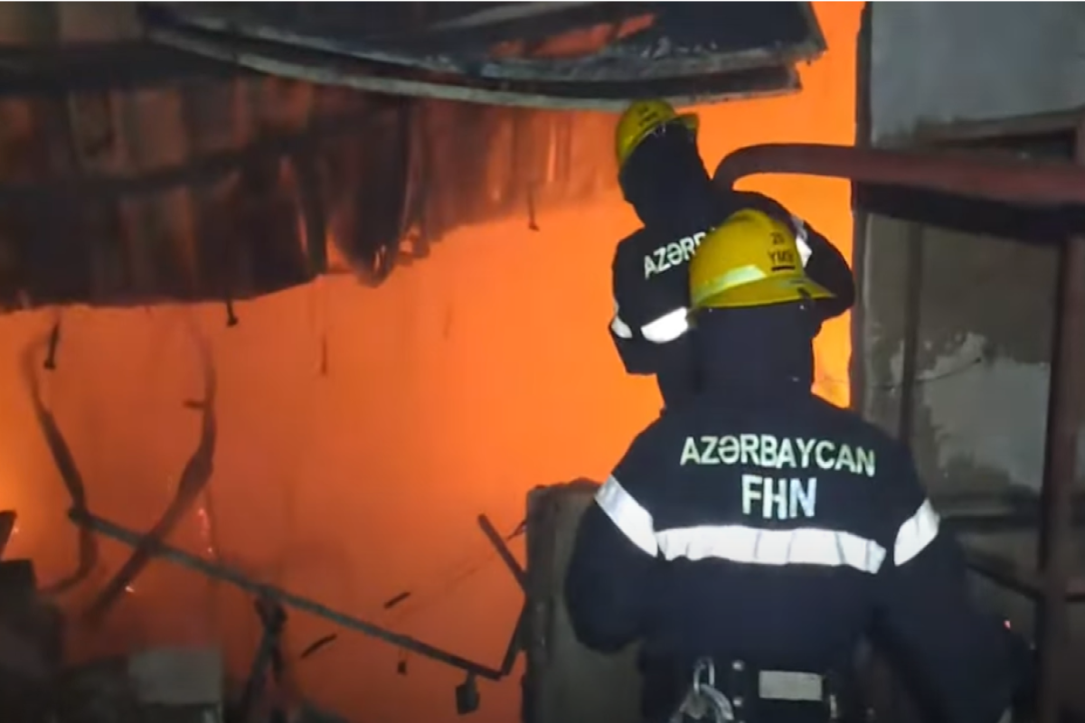 МЧС сообщило о двух погибших при пожаре в Сабаильском районе