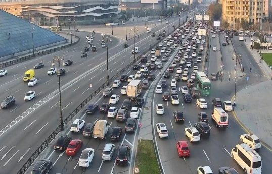 В Баку зафиксированы заторы на ряде центральных улиц и проспектов