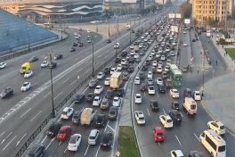 В Баку зафиксированы заторы на ряде центральных улиц и проспектов