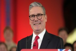 Стармер призвал не тратить время на разговоры о его отставке