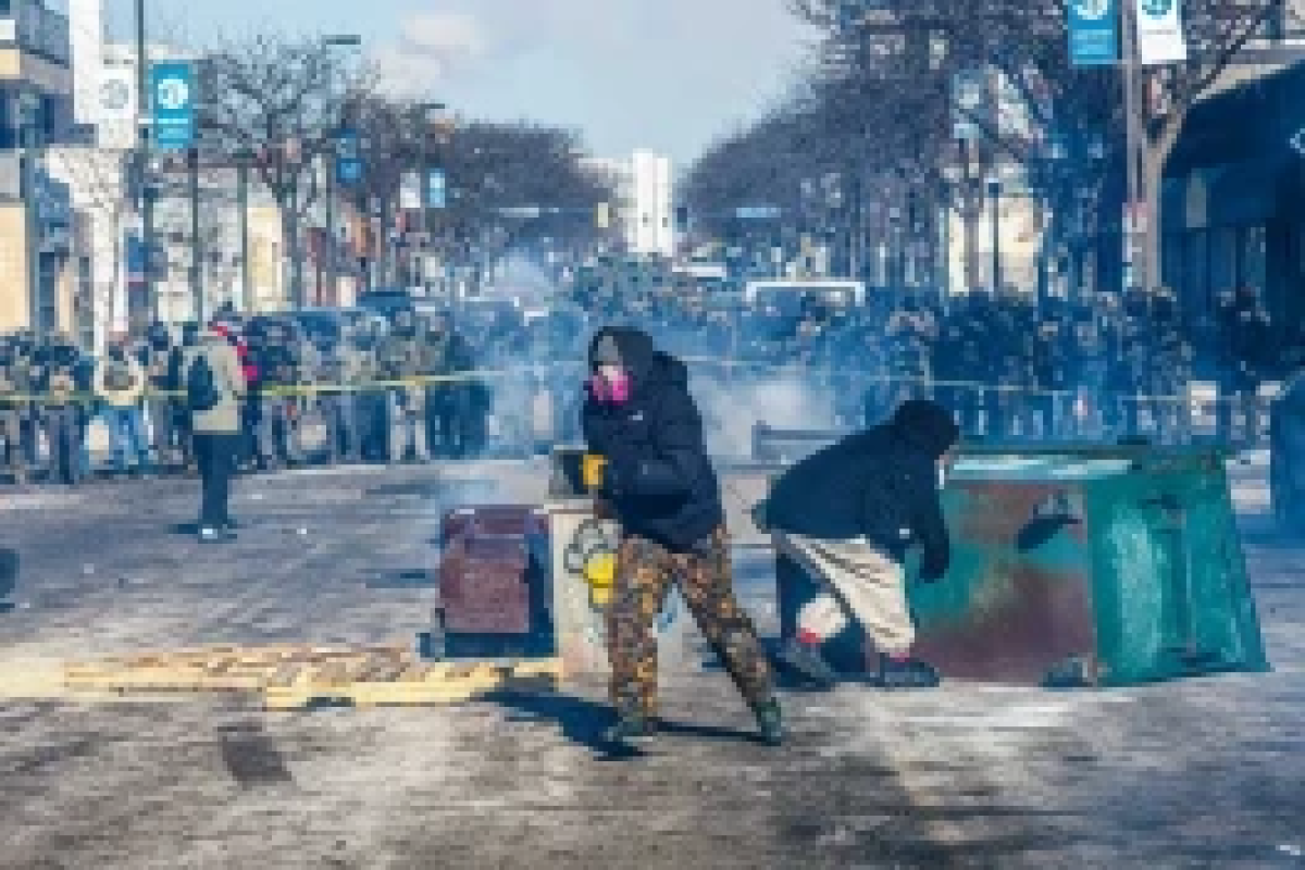 В ходе протестов в Миннеаполисе демонстранты потребовали выдворения миграционных агентов из города -ФОТО 