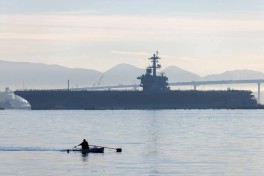 Fox: Авианосец США «Авраам Линкольн» прибыл в регион Ближнего Востока 