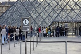 Работники Лувра протестуют из-за зарплат