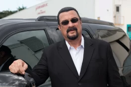 Стивен Сигал выставил на продажу особняк на Рублевке