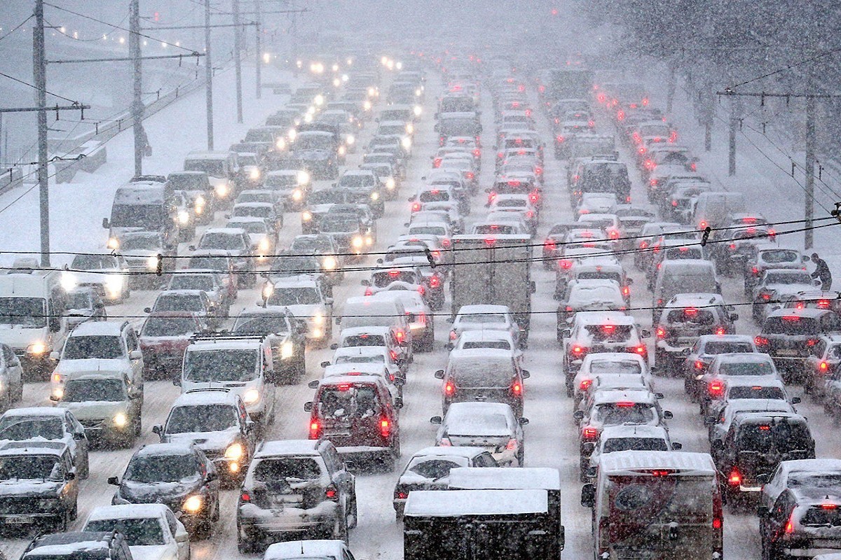 Сильный снегопад парализовал дороги Москвы
