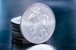 Цена серебра впервые в истории превысила 120 долларов за унцию