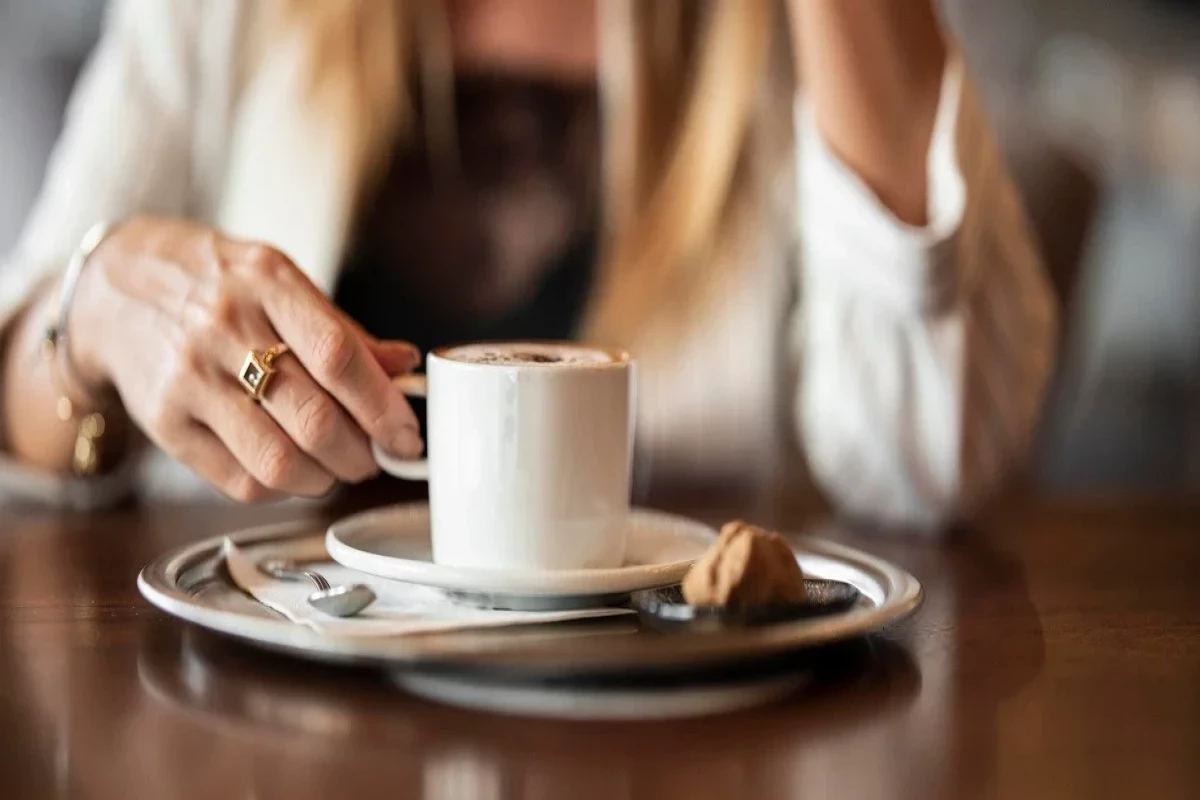 NYT: первая чашка кофе по утрам повышает уровень дофамина