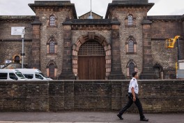 Переполненные тюрьмы: Британия досрочно освободила почти 50 тысяч осужденных