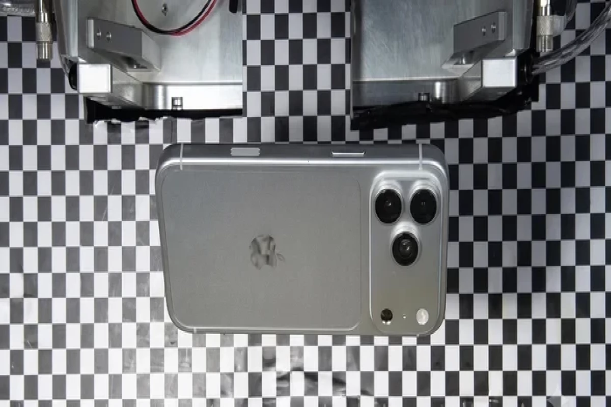 В сеть утекло видео с испытаний iPhone 18 Pro на прочность