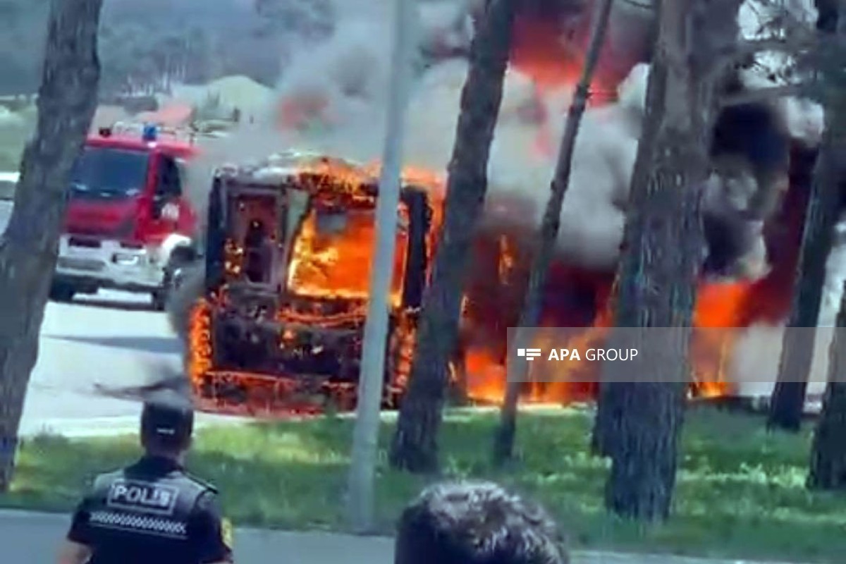 МЧС ликвидировало пожар в автобусе возле автовокзала в Баку-ВИДЕО 