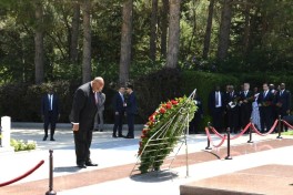 Спикер Национальной ассамблеи Зимбабве возложил венок к могиле Гейдара Алиева-ФОТО 