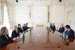 Президент Азербайджана встретился с американским сенатором Стивом Дэйнсом -ФОТО 