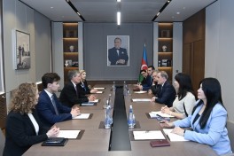 Джейхун Байрамов встретился с американским сенатором Стивом Дейнсом 