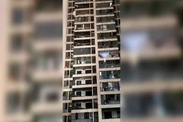 В Китае смерч выбросил мужчину с 12-го этажа вместе с диваном