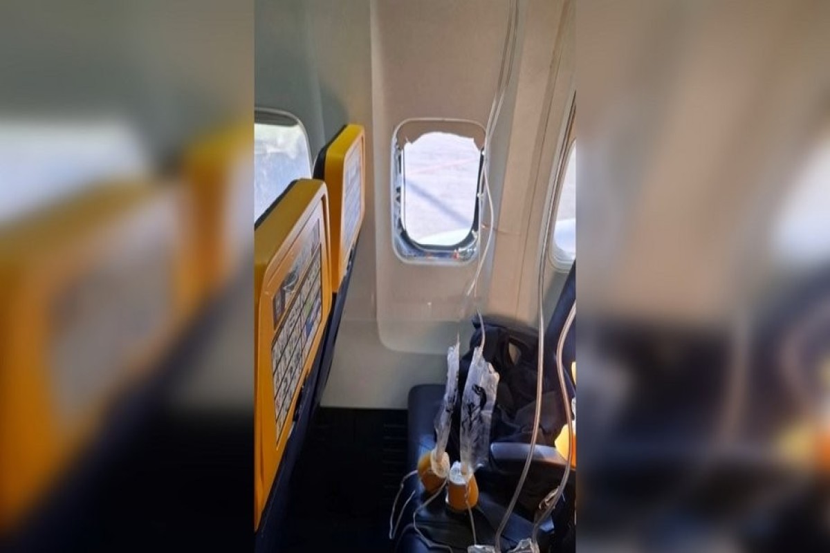 Пассажира едва не выбросило из самолета Ryanair после разгерметизации