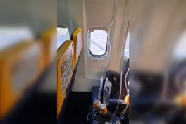 Пассажира едва не выбросило из самолета Ryanair после разгерметизации