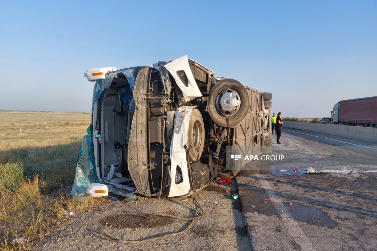 В Гаджигабуле опрокинулся автобус, пострадало много людей-ФОТО 