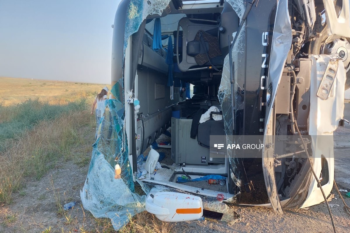 В Гаджигабуле опрокинулся автобус, пострадало много людей-ФОТО 