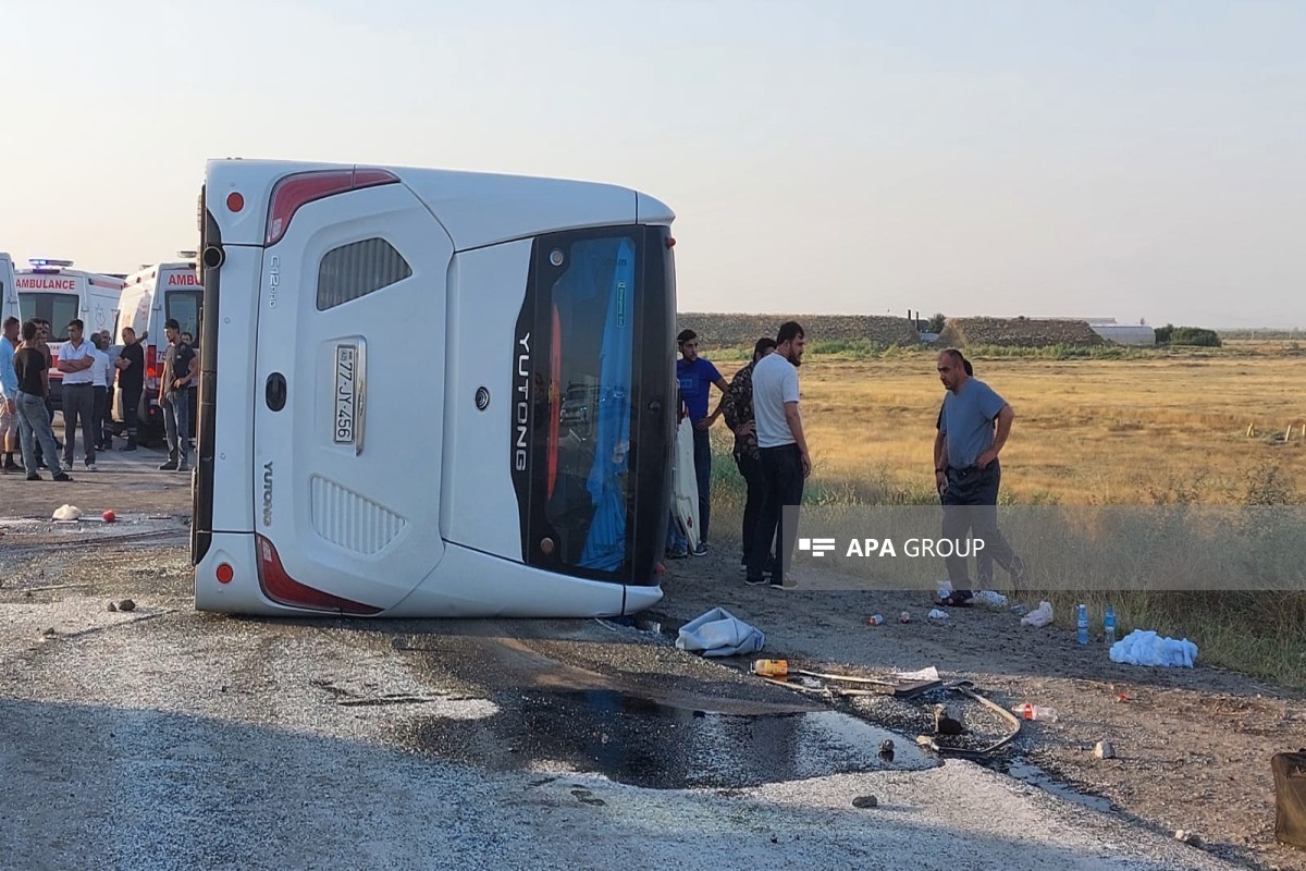 В Гаджигабуле опрокинулся автобус, пострадало много людей-ФОТО 