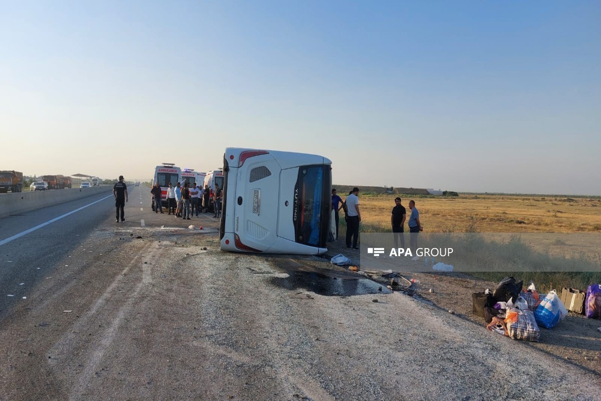 В Гаджигабуле опрокинулся автобус, пострадало много людей-ФОТО 