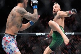 Макгрегор проиграл Холлоуэю в своем первом за пять лет поединке в UFC