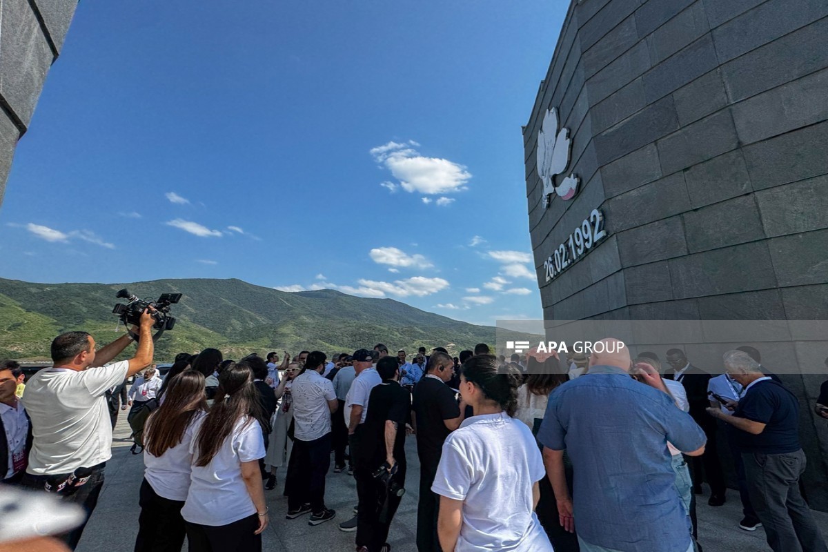 Память жертв Ходжалинского геноцида почтили участники медиафорума-ФОТО 